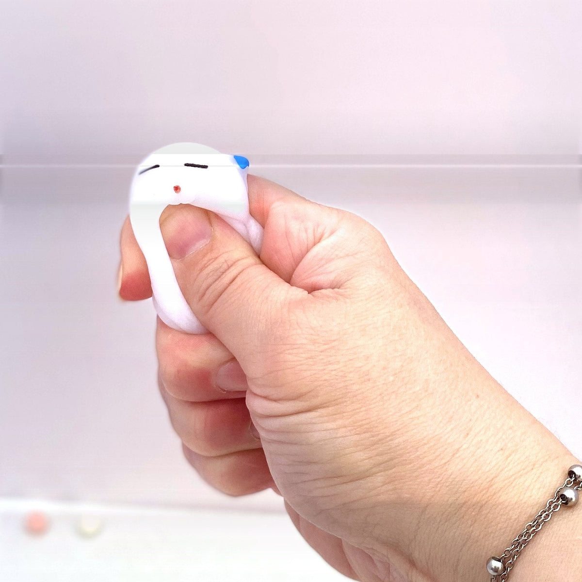 Squishy chaton blanc CLADEA écrasé dans la main, retour lent