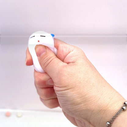 Squishy chaton blanc CLADEA écrasé dans la main, retour lent