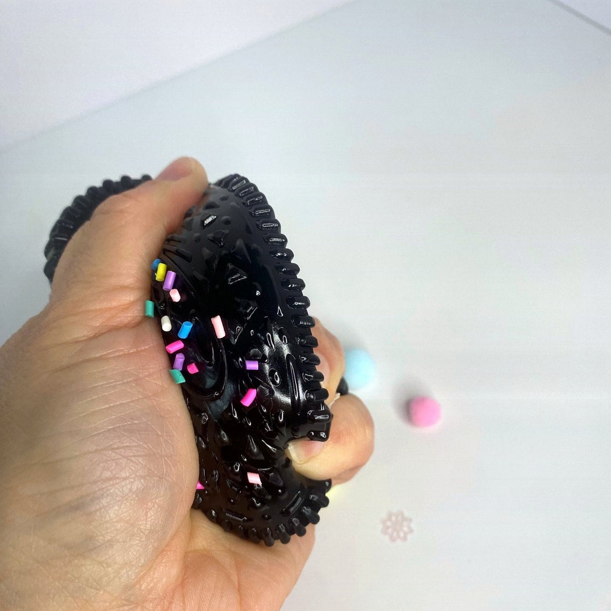 Squishy cookie noir CLADEA écrasé dans la main, retour lent