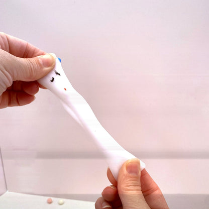 Squishy chaton blanc CLADEA étiré, démonstration de l'élasticité