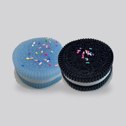 Duo de squishys cookie kawaii CLADEA, cookie bleu et cookie noir côte à côte