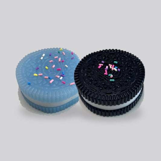 Duo de squishys cookie kawaii CLADEA, cookie bleu et cookie noir côte à côte