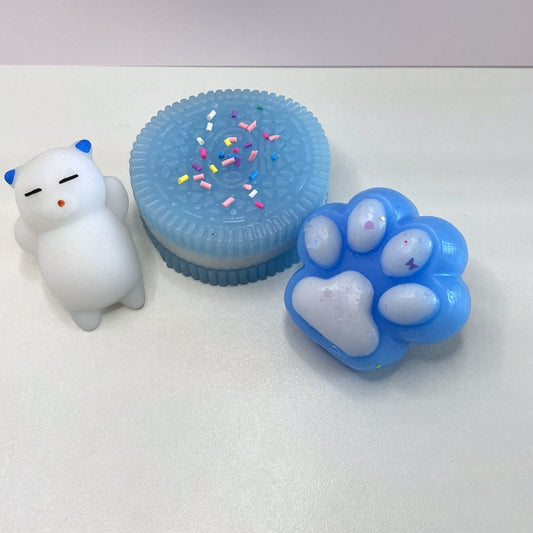 Pack 3 squishys CLADEA : cookie bleu, patte de chat bleue et chaton blanc