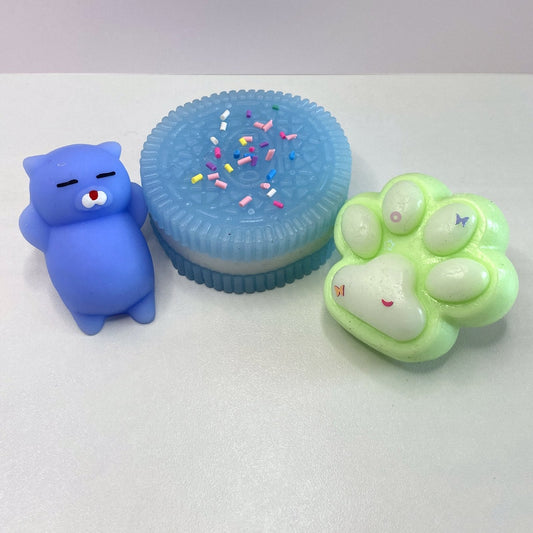 Pack 3 squishys CLADEA : cookie bleu, patte de chat verte et chaton bleu