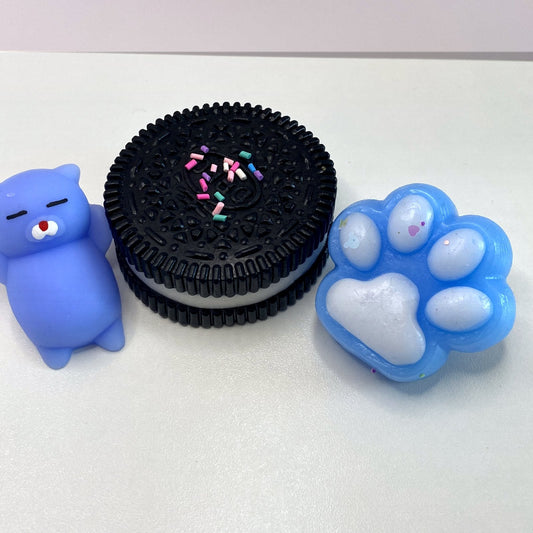 Pack 3 squishys CLADEA : cookie noir, patte de chat bleue et chaton bleu