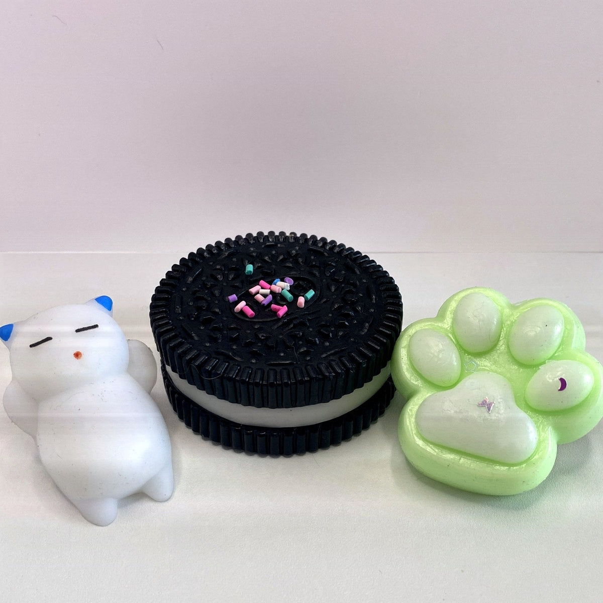 Pack 3 squishys cookie noir, patte verte et chaton blanc CLADEA, autre angle