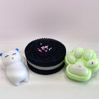 Pack 3 squishys cookie noir, patte verte et chaton blanc CLADEA, autre angle