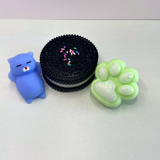 Pack 3 squishys CLADEA : cookie noir, patte de chat verte et chaton bleu