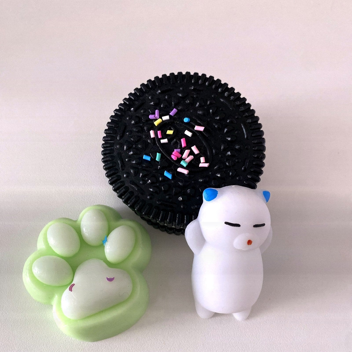 Pack 3 squishys kawaii CLADEA : cookie noir, patte verte et chaton blanc