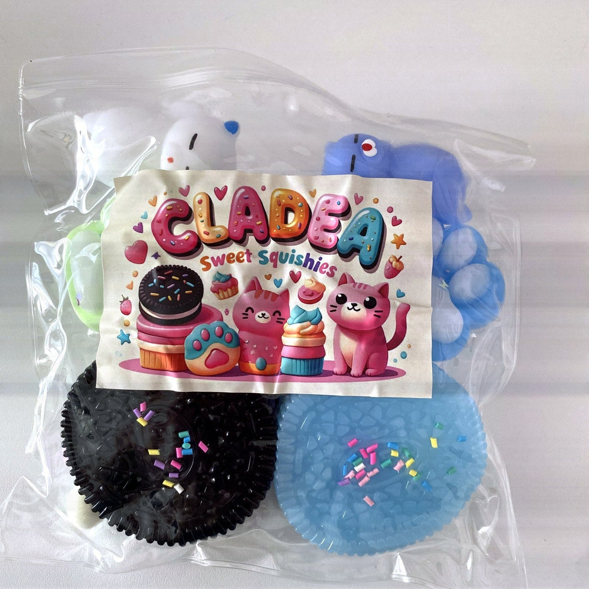 Set de 6 squishys CLADEA dans son sachet avec la carte de remerciements