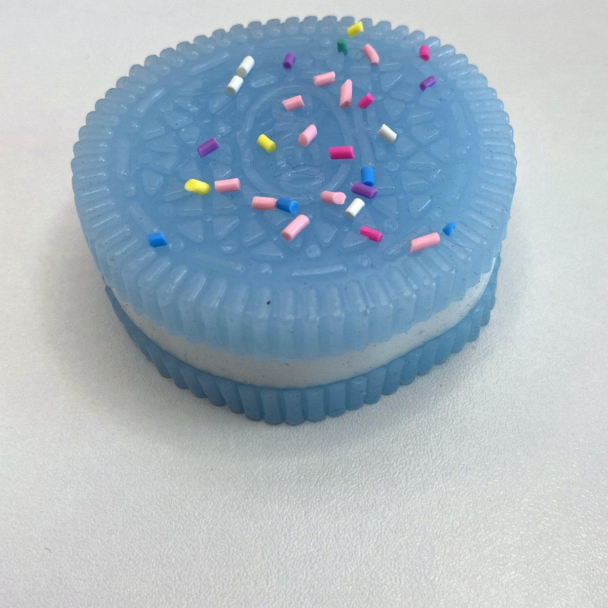 Squishy cookie bleu kawaii CLADEA, l'un des deux cookies du duo