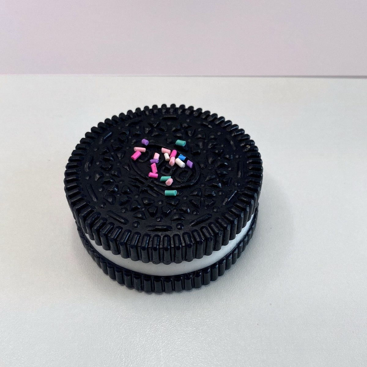 Squishy cookie noir kawaii CLADEA vu de trois quarts