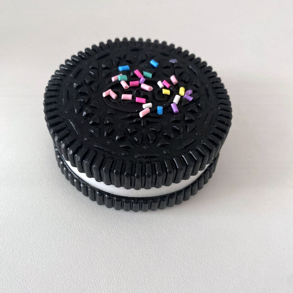 Squishy cookie noir kawaii CLADEA vu de trois quarts