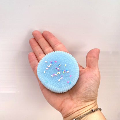 Taille du squishy cookie bleu CLADEA dans la paume d'une main