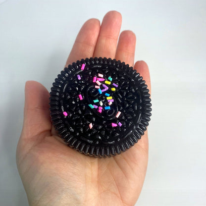 Taille du squishy cookie noir CLADEA dans la paume d'une main